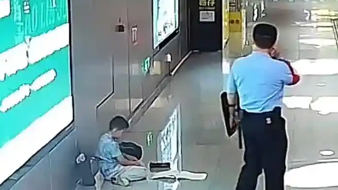 地铁站孩子趴地上写作业 辅警搬板凳热搜配图