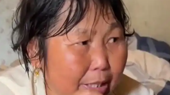 “儿子换一种方式回来看妈妈了”热搜配图